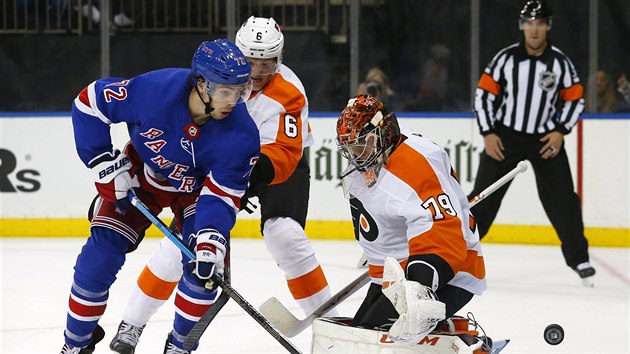 Filip Chytil z NY Rangers ped philadelphskm brankem Carterem Hartem.