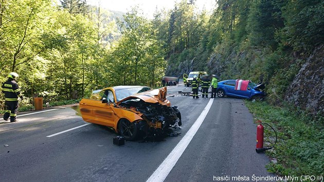 Pi nehod dvou aut u pindlerova Mlna zemel mu, ena se vn zranila (21. 9. 2019).