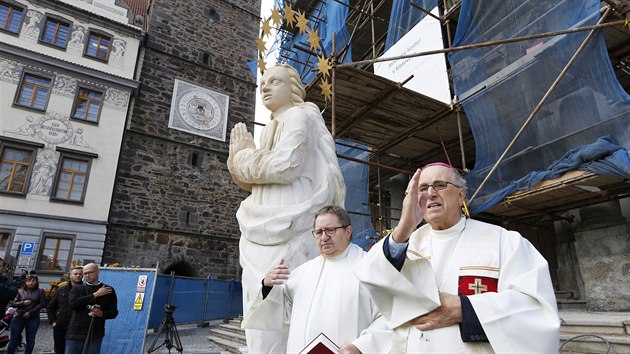 Emeritn biskup Frantiek Radkovsk poehnal Immaculatu a pot se tmetrov kopie pvodn sochy vydala zpt na elo jezuitskho kostela v Klatovech. (26. 9. 2019)