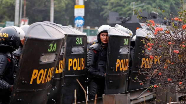 Policist v Jakart jsou pipraveni na tiscovky demonstrant. (24. z 2010)