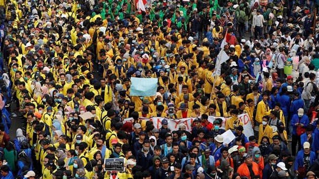 Tisce univerzitnch student v Jakart protestovaly v ter proti novmu trestnmu zkonku. Ten mimo jin trest vzenm mimomanelsk souit a pohlavn styk. (24. z)