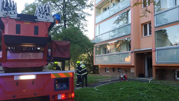 Pi poru bytovho domu v praskch Zbhlicch byli dnes rno vn zranni dva lid.