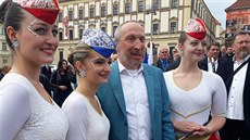 Václav Klaus mladší s mažoretkami při ranní Václavské procházce v Brně. (28.... Václav Klaus mladší s mažoretkami při ranní Václavské procházce v Brně. (28....