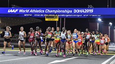 Start ženského maratonu na MS v Dauhá proběhl minutu před půlnocí místního času. Start ženského maratonu na MS v Dauhá proběhl minutu před půlnocí místního času.