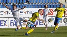 Ondřej Šašinka ze Slovácka (vlevo) plachtí vzduchem po souboji s protihráčem z... Ondřej Šašinka ze Slovácka (vlevo) plachtí vzduchem po souboji s protihráčem z...
