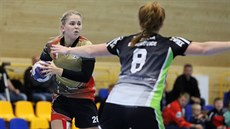 Nikola Švihnosová z Lázní Kynžvart (vlevo) v utkání s Otrokovicemi Nikola Švihnosová z Lázní Kynžvart (vlevo) v utkání s Otrokovicemi