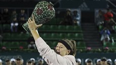 Karolína Muchová pózuje s trofejí pro vítzku turnaje v Soulu.