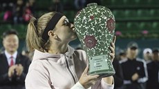 Karolína Muchová líbá trofej pro vítzku turnaje v Soulu.