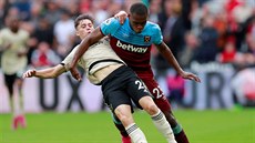 Issa Diop z West Hamu (vpravo) a Daniel James z Manchesteru United bojují o... Issa Diop z West Hamu (vpravo) a Daniel James z Manchesteru United bojují o...