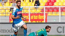 Fernando Llorente z Neapole (vlevo) pekonává brankáe Lecce Gabriela.