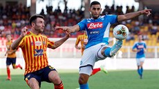 Faouzi Ghoulam z Neapole (vpravo) si zpracovává mí, napadá jej Fabio Lucioni z...