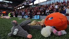 Diváci derby mezi Spartou a Slavií naházeli na trávník plyšáky. Diváci derby mezi Spartou a Slavií naházeli na trávník plyšáky.