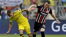 Filip Kostič z Frankfurtu (vpravo) a Thorgan Hazard z Dortmundu bojují o míč. Filip Kostič z Frankfurtu (vpravo) a Thorgan Hazard z Dortmundu bojují o míč.
