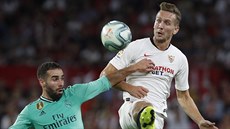 Dani Carvajal z Realu Madrid (vlevo) a Luuk de Jong ze Sevilly bojují o mí.