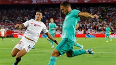 Eden Hazard z Realu Madrid (vpravo) se napahuje ke stele na branku Sevilly,...