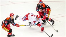 Matěj Stránský z Třince (uprostřed) padá na led po střetu s protihráči z Hradce... Matěj Stránský z Třince (uprostřed) padá na led po střetu s protihráči z Hradce...