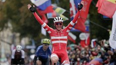 Mads Pedersen z Dánska se raduje z vítězství v závodě s hromadným startem na... Mads Pedersen z Dánska se raduje z vítězství v závodě s hromadným startem na...
