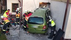 Vůz proboural jednu ze zdí. Vůz proboural jednu ze zdí.