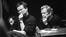 ČINOHERNÍ KLUB. Václav Havel a Alexandr Vondra během zakládajícího shromáždění... ČINOHERNÍ KLUB. Václav Havel a Alexandr Vondra během zakládajícího shromáždění...