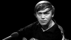 Záběr ze záznamu Karel Kryl 1969: Píseň skončila, žalář je naším domovem. Záběr ze záznamu Karel Kryl 1969: Píseň skončila, žalář je naším domovem.