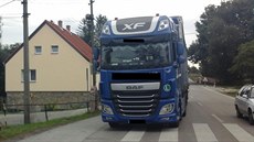 Řidiče kamionu zastavili policisté v Dolní Lhotě, kam je kvůli opravě silnice... Řidiče kamionu zastavili policisté v Dolní Lhotě, kam je kvůli opravě silnice...