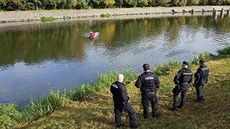 Hasiči spolu s policisty v pátek dopoledne vytahovali v Pardubicích utonulého... Hasiči spolu s policisty v pátek dopoledne vytahovali v Pardubicích utonulého...