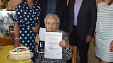 Anna Kalousová s medailí Českého svazu bojovníků za svobodu. Za své hrdinství... Anna Kalousová s medailí Českého svazu bojovníků za svobodu. Za své hrdinství...