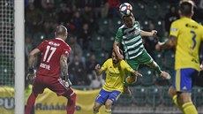 Milan Havel z Bohemians hlavičkuje na bránu Zlína. Zleva brankář Stanislav... Milan Havel z Bohemians hlavičkuje na bránu Zlína. Zleva brankář Stanislav...