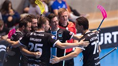 Florbalisté Mladé Boleslavi oslavují branku v superligovém utkání. Florbalisté Mladé Boleslavi oslavují branku v superligovém utkání.
