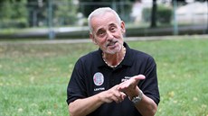 Tlumočník znakového jazyka neslyšících Milan Holub (58 let), se jako... Tlumočník znakového jazyka neslyšících Milan Holub (58 let), se jako...