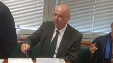 Bývalý šéf mosteckého fotbalu Petr Kabíček před krajským soudem v Ústí nad... Bývalý šéf mosteckého fotbalu Petr Kabíček před krajským soudem v Ústí nad...