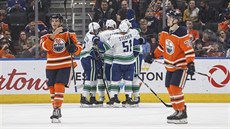 Gólová radost hokejistů Vancouveru v utkání proti Edmontonu. Gólová radost hokejistů Vancouveru v utkání proti Edmontonu.