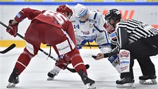 Mistr vhazování v akci. Tomáš Plekanec zlepšuje buly Komety svými radami i... Mistr vhazování v akci. Tomáš Plekanec zlepšuje buly Komety svými radami i...