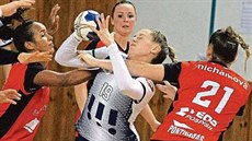 Házenkářka Poruby Eliška Desortová se snaží probít obranou Veselí nad Moravou. Házenkářka Poruby Eliška Desortová se snaží probít obranou Veselí nad Moravou.