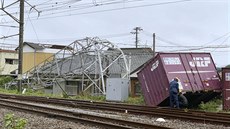 Silný tajfun zasáhl jihozápad Japonska a postupoval k největšímu ostrovu Honšú.... Silný tajfun zasáhl jihozápad Japonska a postupoval k největšímu ostrovu Honšú....