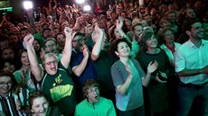 Píznivci Strany zelených reagují na pedbné výsledky pedasných voleb ve...
