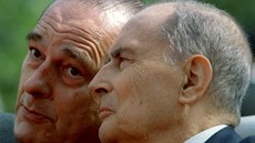 Jacques Chirac (vlevo) krátce po svém zvolení naslouchá svému pedchdci...