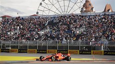 Jezdec Ferrari Charles Leclerc jede kvalifikaci Formule 1 v Rusku. Jezdec Ferrari Charles Leclerc jede kvalifikaci Formule 1 v Rusku.