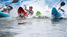 Jak vypadá sport „kajak kros“? Takhle se jelo mistrovství světa v pražské Troji. Jak vypadá sport „kajak kros“? Takhle se jelo mistrovství světa v pražské Troji.