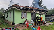 Při požáru domu v Měšici se propadla střecha. Rodina, která v domě spala,... Při požáru domu v Měšici se propadla střecha. Rodina, která v domě spala,...