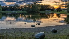 Pohled na hladinu přerovské Velké laguny sice láká ke koupání, ale kvůli... Pohled na hladinu přerovské Velké laguny sice láká ke koupání, ale kvůli...