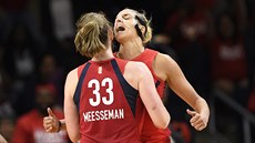 Emma Meessemanová (33) a Elena Delle Donneová oslavují úspch Washington...