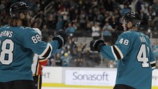 Brent Burns (vlevo) a Tomáš Hertl oslavují gól San Jose. Brent Burns (vlevo) a Tomáš Hertl oslavují gól San Jose.