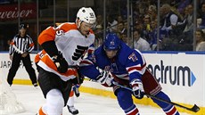 Samuel Morin (vlevo) z Philadelphie a Filip Chytil z NY Rangers bojují o puk.