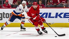 Obránce Detroitu Filip Hronek u puku v duelu s NY Islanders, stíhá ho Anthony... Obránce Detroitu Filip Hronek u puku v duelu s NY Islanders, stíhá ho Anthony...