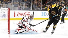 Český útočník ve službách Bostonu David Pastrňák překonává Matta Tompkinse v... Český útočník ve službách Bostonu David Pastrňák překonává Matta Tompkinse v...