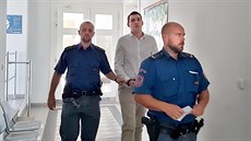 Zdrogovaný dvaatřicetiletý Tomáš Nový zaútočil letos v červenci na policisty v... Zdrogovaný dvaatřicetiletý Tomáš Nový zaútočil letos v červenci na policisty v...