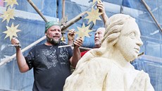 Třímetrová kopie původní sochy Neposkvrněné Panny Marie se vrátila na jezuitský... Třímetrová kopie původní sochy Neposkvrněné Panny Marie se vrátila na jezuitský...