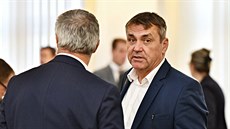 Krajský zastupitel Petr Vokřál (vpravo) debatoval s náměstkem Janem Vitulou.... Krajský zastupitel Petr Vokřál (vpravo) debatoval s náměstkem Janem Vitulou....