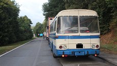 Policie v Německu zastavila starý autobus, ve kterém Čech vezl starý automobil.... Policie v Německu zastavila starý autobus, ve kterém Čech vezl starý automobil....